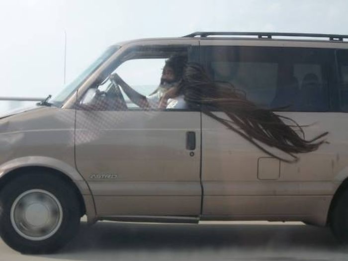 4 Momen Yang Bikin Perasaan Nggak Enak Ini Nggak Sengaja Tertangkap Kamera